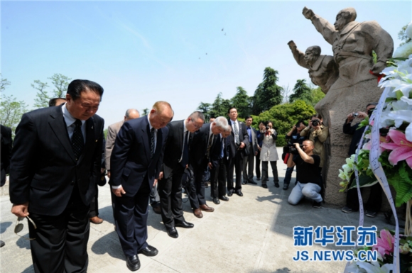 台湾将军祭扫团在南京拜祭抗日航空烈士