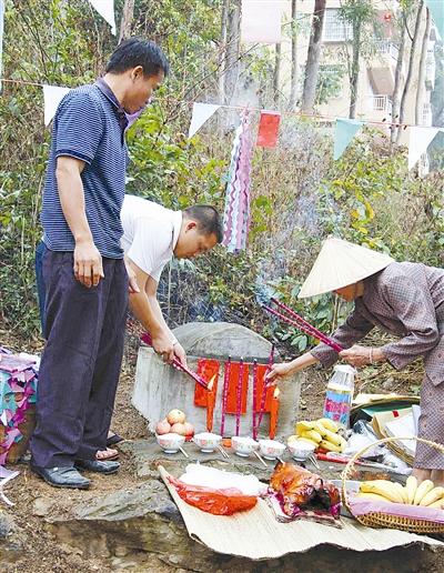 海南三亚一家几代为无名抗日烈士守墓70多年