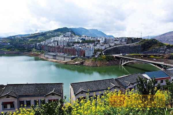 "春节期间,三峡大坝坝上库首第一县秭归县的沙镇溪镇,镇上退休的老