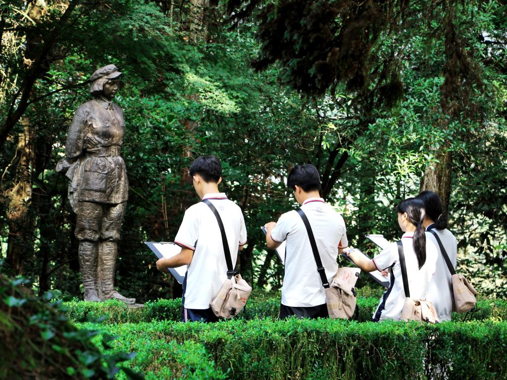 井冈山上 这群学生的“打卡”方式很特别