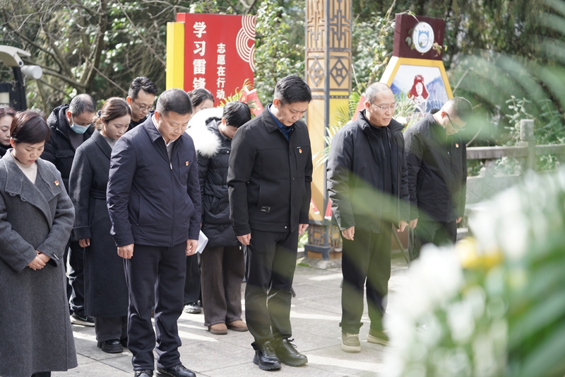 党员们在吴正卿烈士纪念碑前肃立默哀。 彭垚 摄.jpg