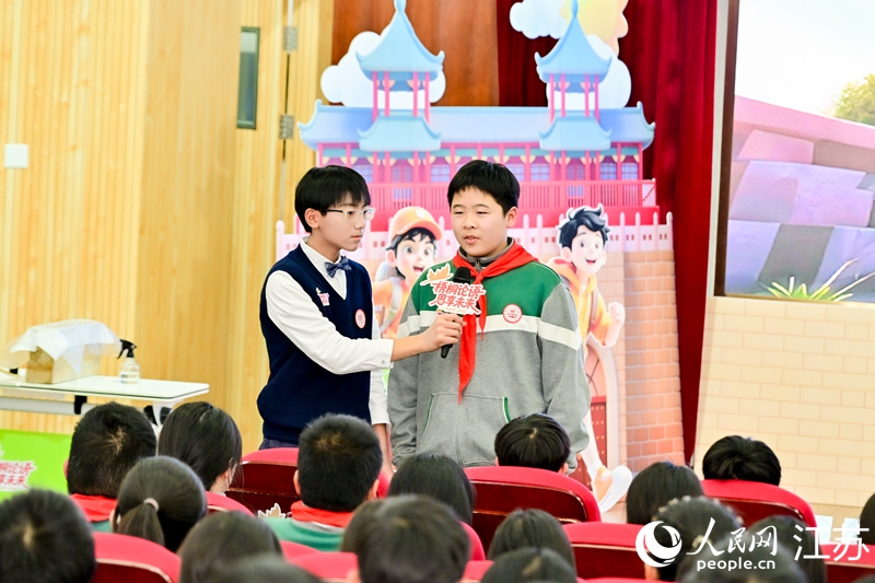 文枢初中学生分享《城墙与家国》思政课观看体会。人民网 李昱辰