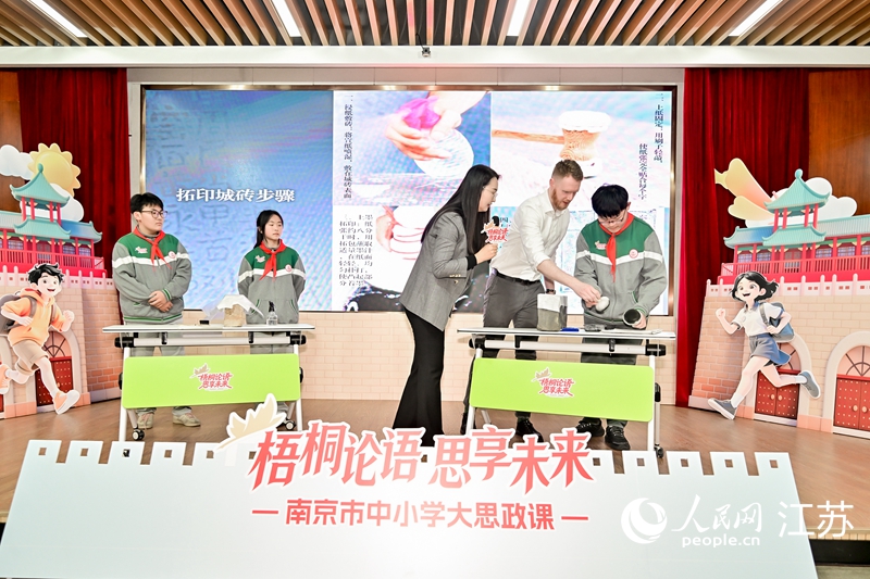 金连玉指导同学体验砖文拓印。人民网 李昱辰摄