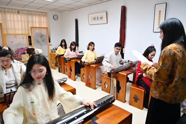 ▲重庆中国三峡博物馆外国留学生古琴培训班,来自伊拉克、巴基斯坦、泰国、越南等国家的留学生正在学习古琴。(资料图)记者 齐岚森 摄