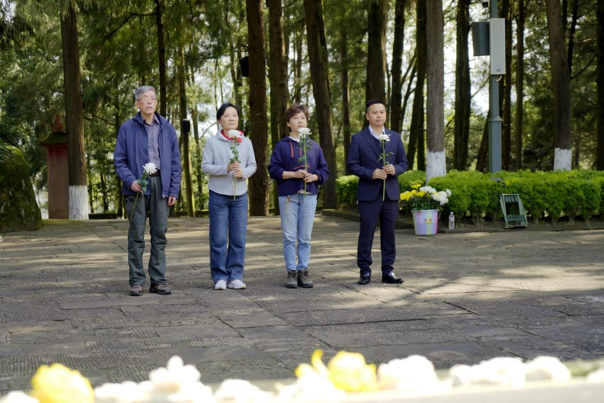 2026年3月27日,红军后人楼晓斌(左一)与同行好友在四川省巴中市通江县川陕革命根据地红军烈士陵园向革命烈士敬献菊花。胡鹏供图