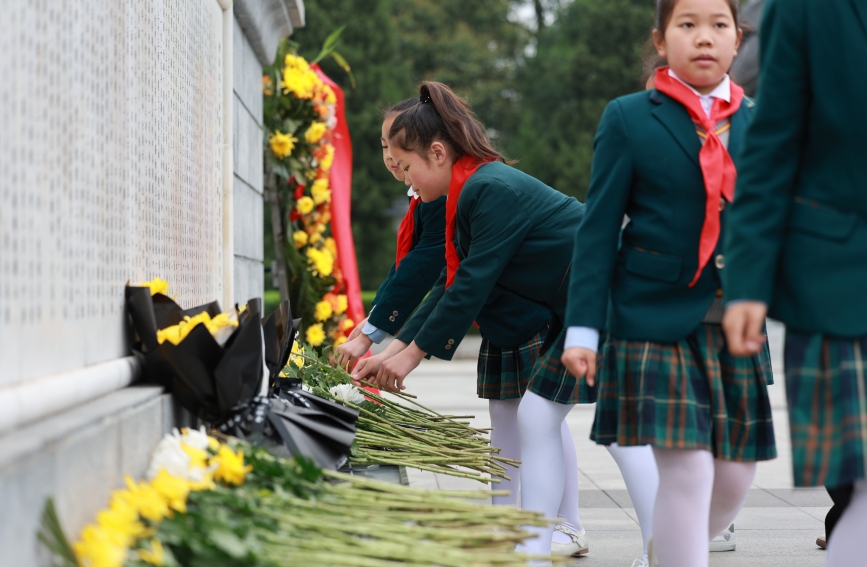 少先队员在烈士纪念碑前献花。人民网记者 郭婷婷摄