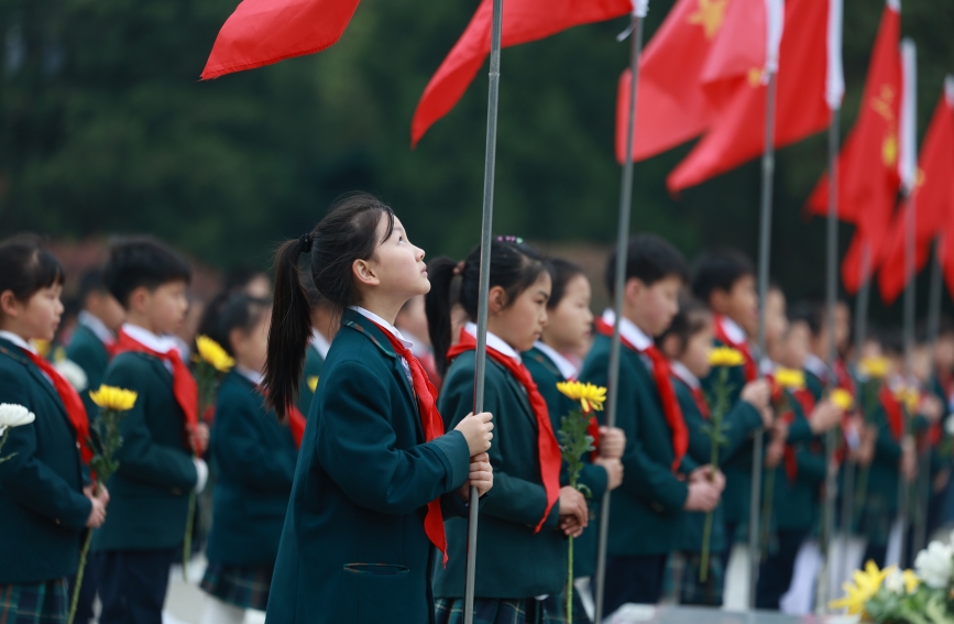 少先队员在烈士纪念碑前致敬。张胜红摄