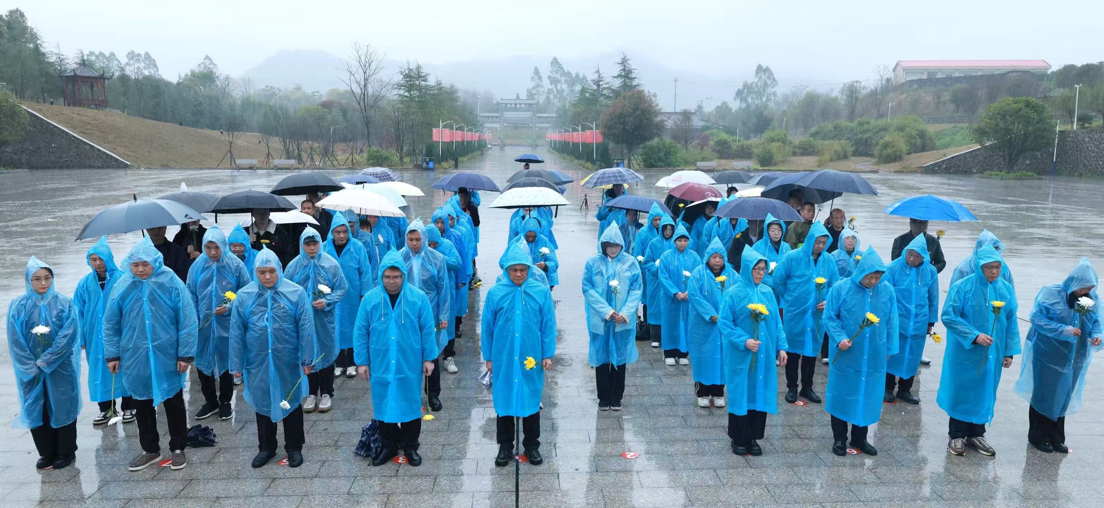 队伍在烈士纪念碑前默哀。邓卓摄