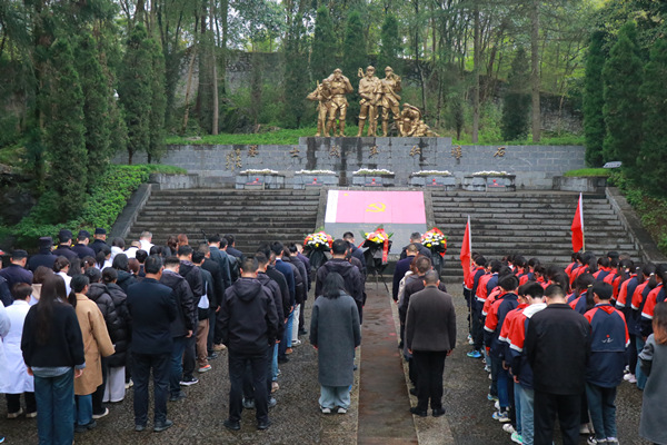 綦江区石壕镇举行清明祭扫活动。胥世鹏摄