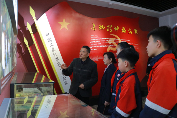 赵福乾讲解红色故事。胥世鹏摄