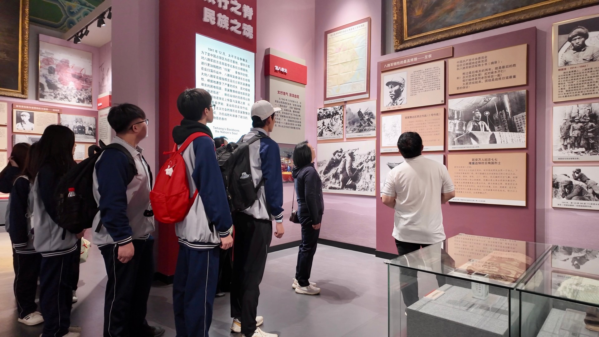 师生在参观烈士纪念馆。蒲卓摄