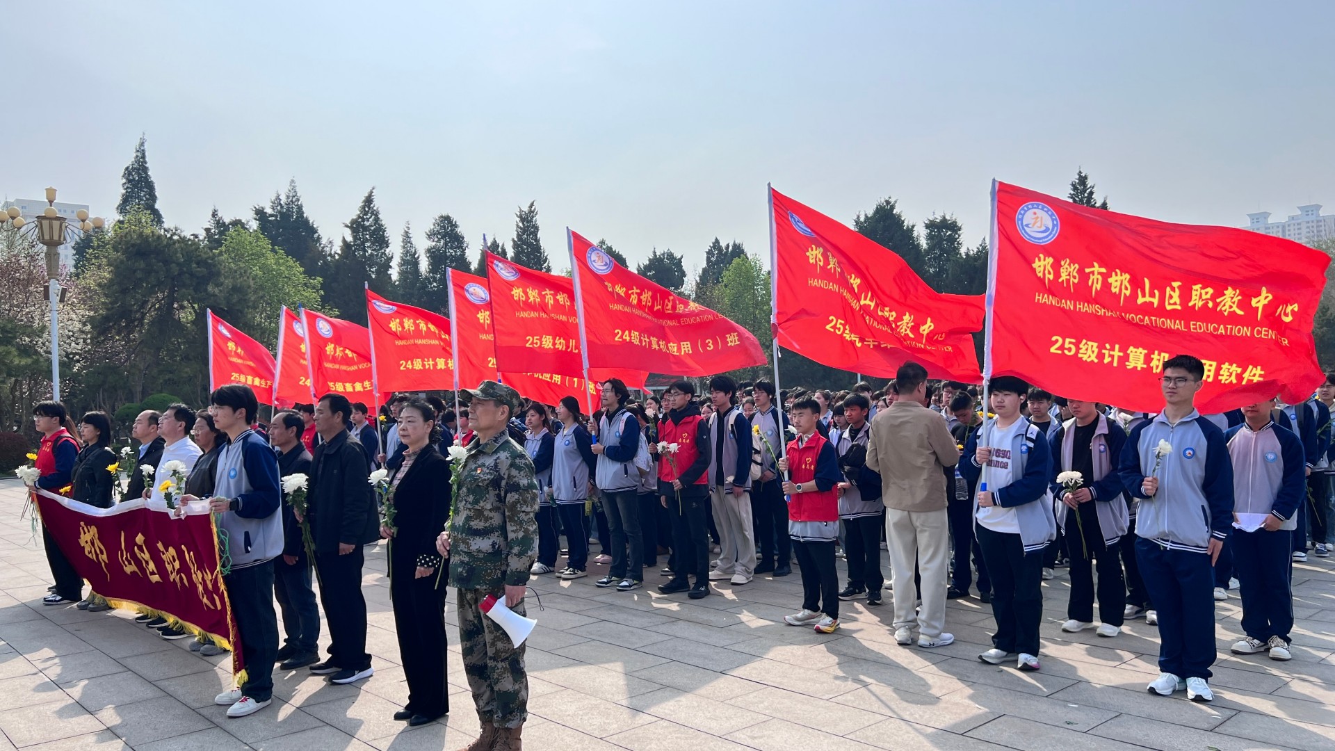 师生在谒陵仪式中肃立。蒲卓摄