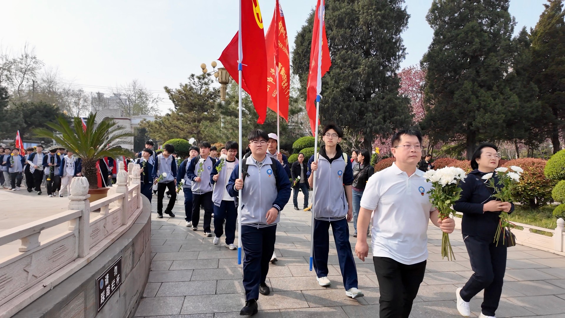 师生徒步前往晋冀鲁豫烈士陵园。蒲卓摄