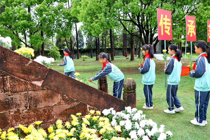 瑞金市叶坪革命旧址群红军广场,学生代表在烈士纪念塔前敬献鲜花。杨鑫摄