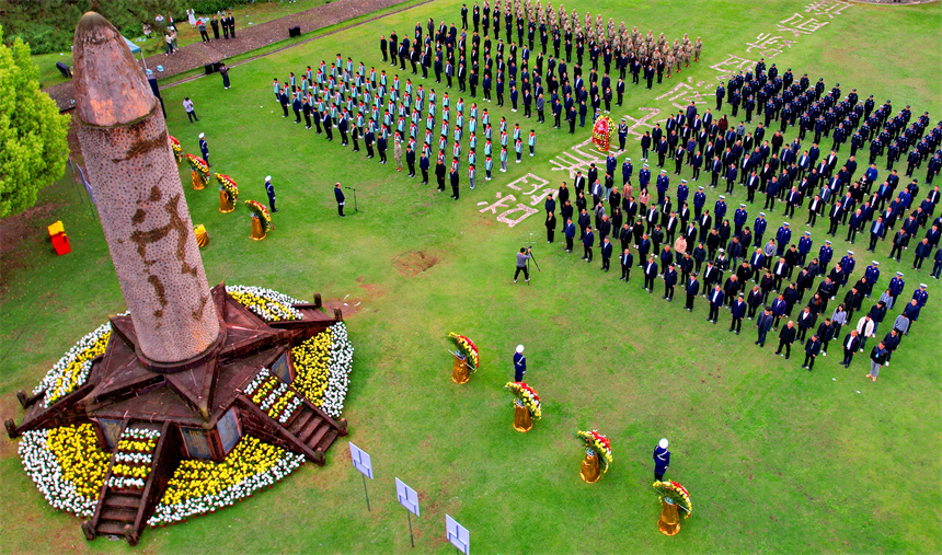 瑞金市叶坪革命旧址群红军广场,当地党员干部、公安民警、学校师生代表在烈士纪念塔前默哀缅怀。杨鑫摄