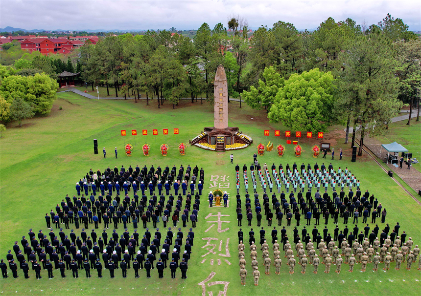 瑞金市叶坪革命旧址群红军广场,当地党员干部、公安民警、学校师生代表在烈士纪念塔前默哀缅怀。杨鑫摄