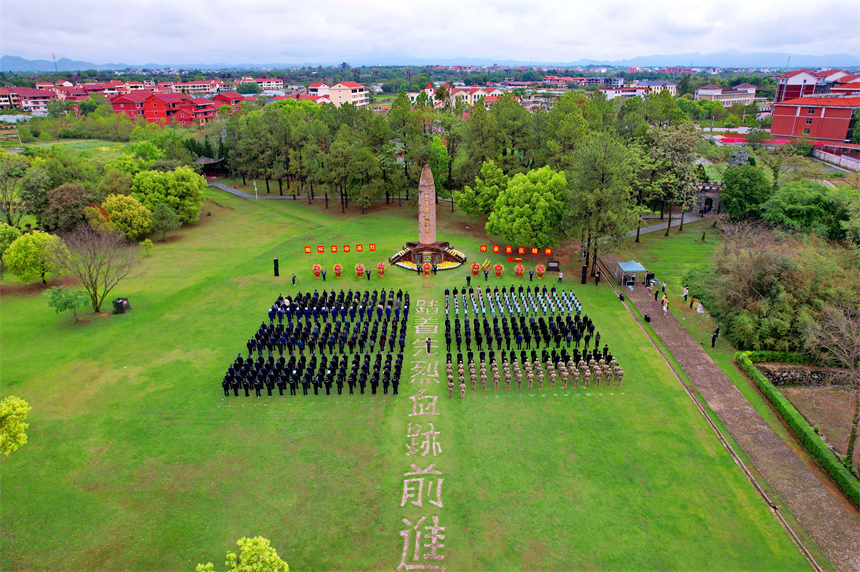 瑞金市叶坪革命旧址群红军广场,当地党员干部、公安民警、学校师生代表在烈士纪念塔前默哀缅怀。杨鑫摄