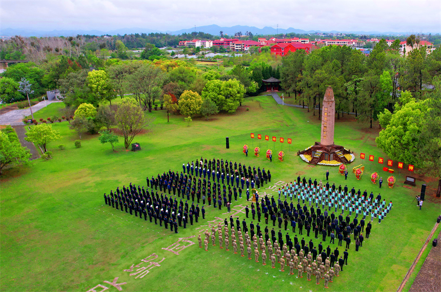 瑞金市叶坪革命旧址群红军广场,当地党员干部、公安民警、学校师生代表在烈士纪念塔前默哀缅怀。杨鑫摄