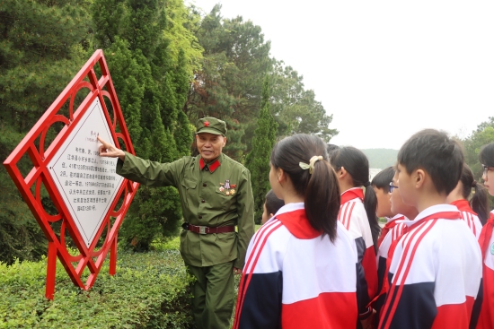 彭程中把革命烈士故事讲给学生听。受访单位供图