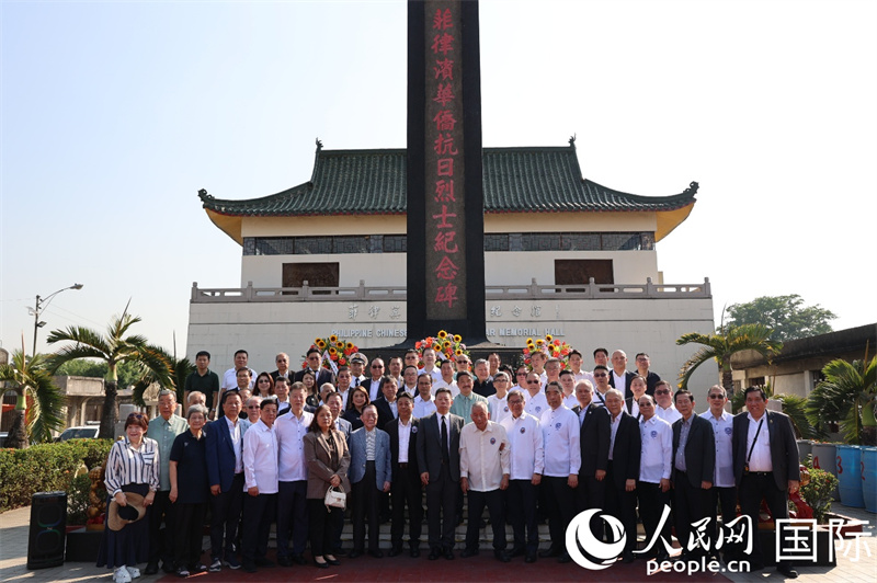 中国驻菲使馆外交官、菲律宾华侨抗日游击支队后裔、菲华主要社团代表等前往马尼拉华侨义山祭奠华侨抗日英烈。人民网记者 樊帆摄