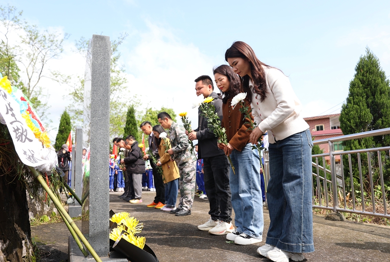 贵州独山泗亭村几代人的75年坚守。