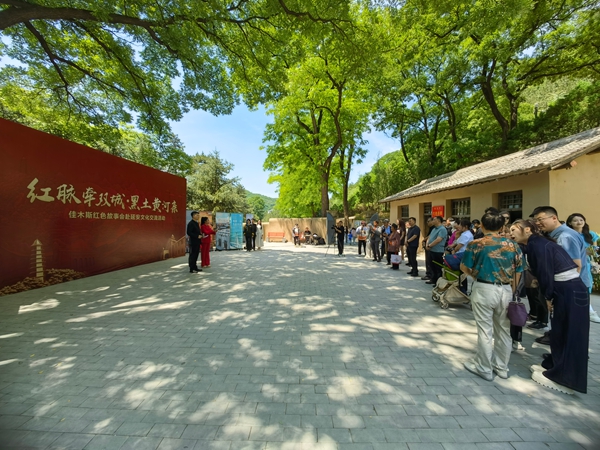 “东北小延安”佳木斯红色故事会走进杨家岭革命旧址路演现场。安晓峰摄
