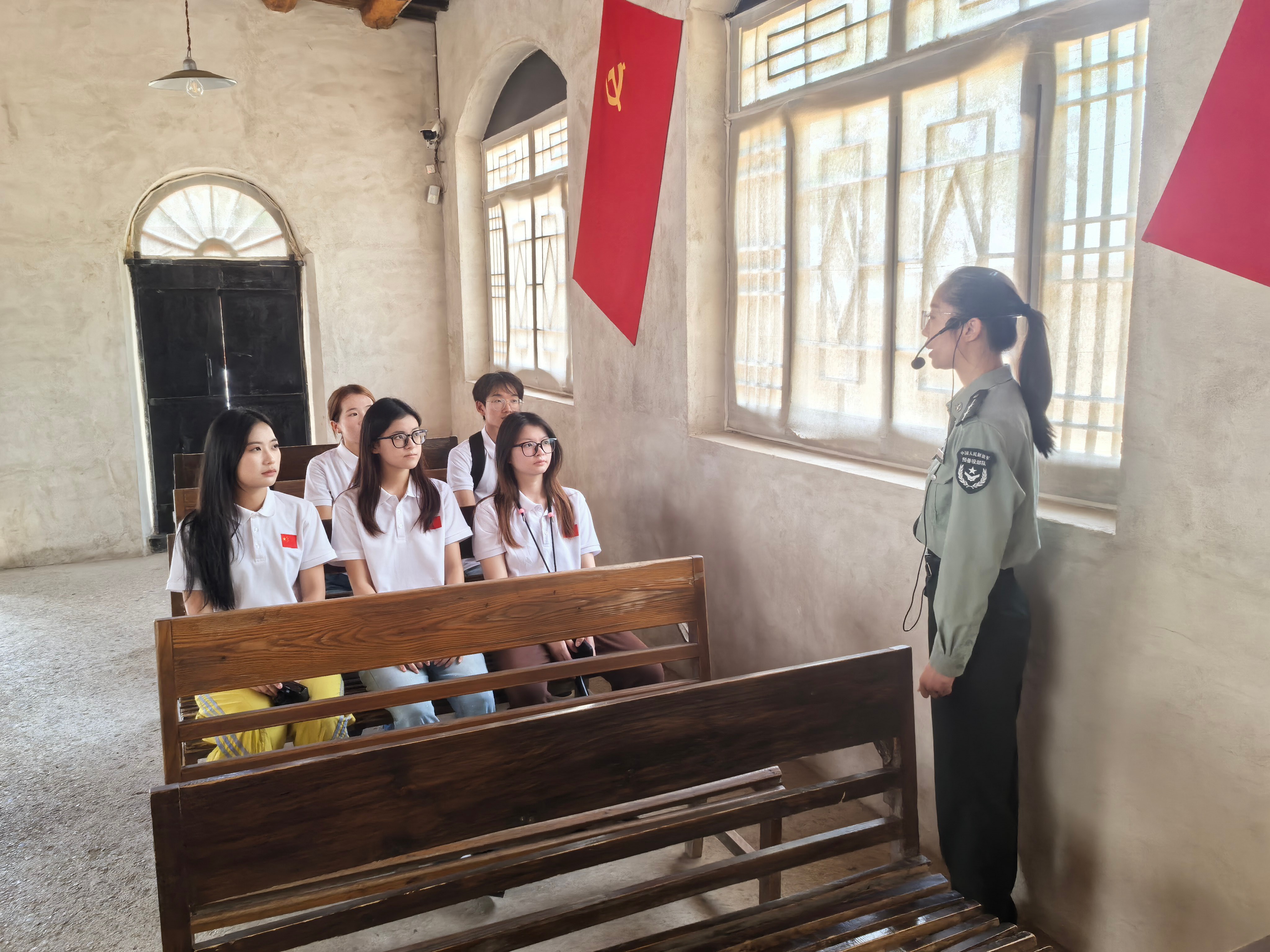队员们在七届二中全会旧址中学习。河北传媒学院供图