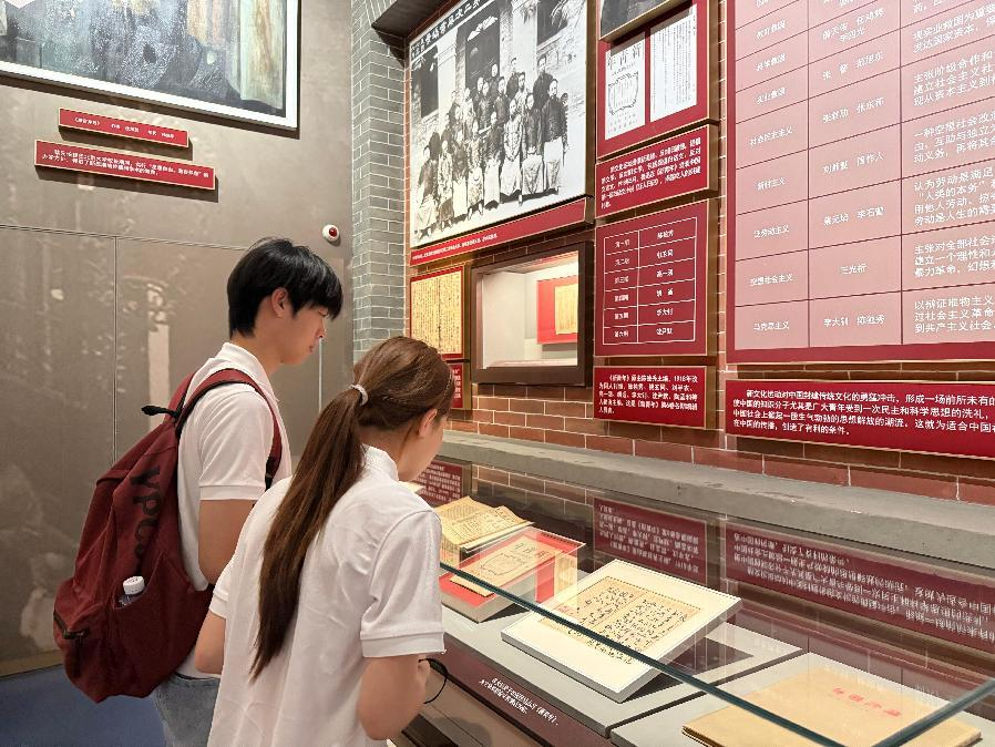 队员们观看展览馆内容。河北传媒学院供图