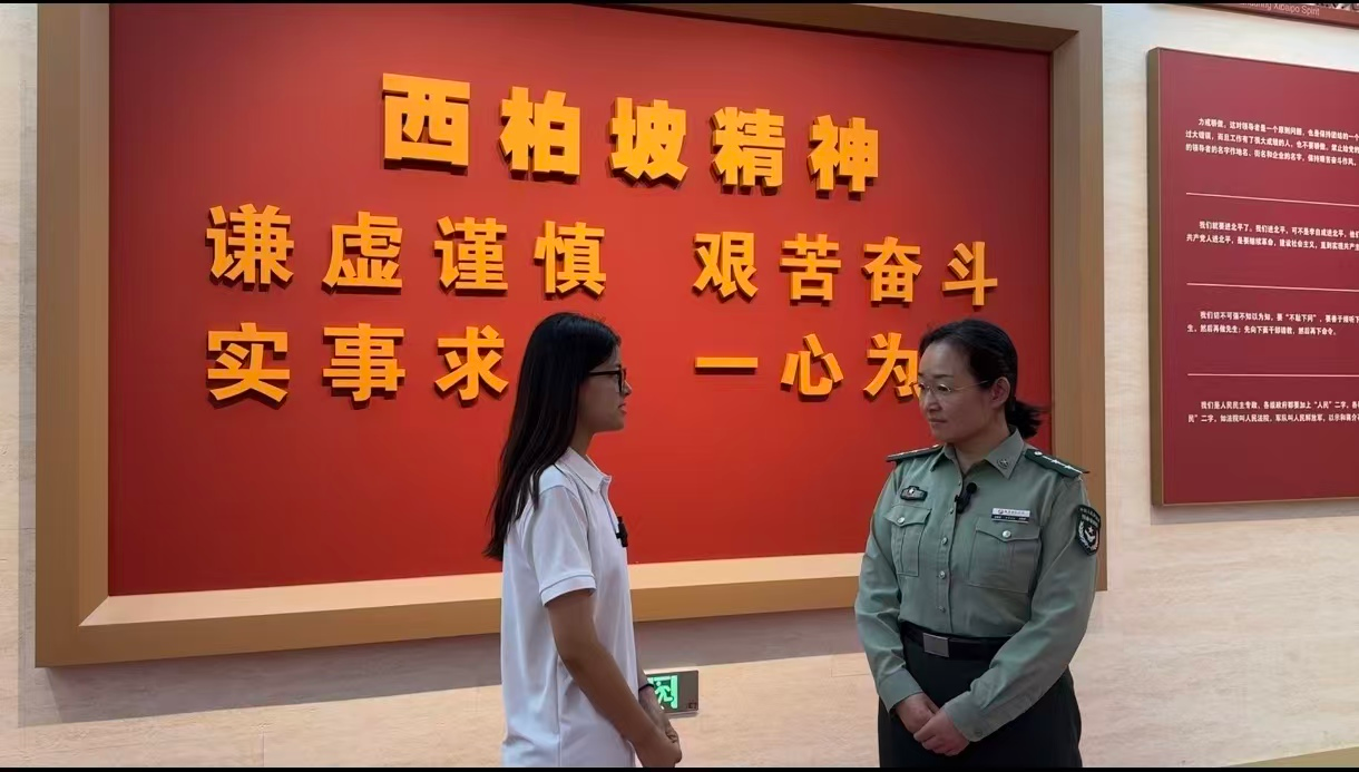 队员在纪念馆内采访讲解员。河北传媒学院供图