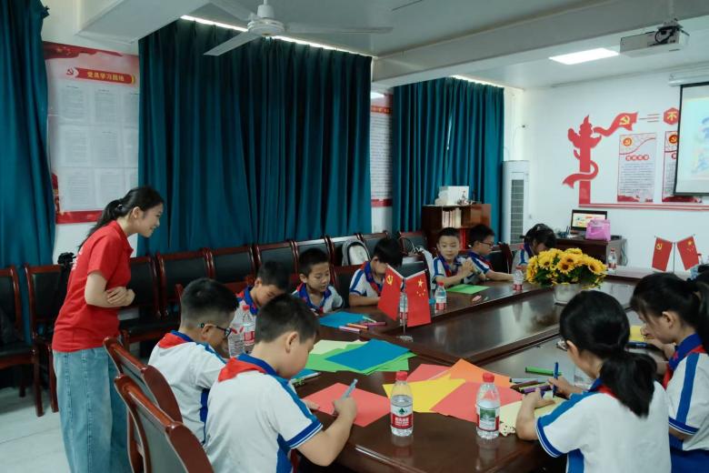 实践团在通江县红军小学开展沉浸式红色思政课堂。四川师范大学马克思主义学院供图