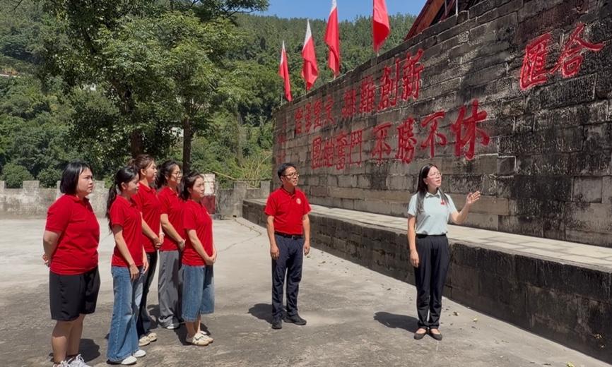实践团在毛浴坝会议会址陈列馆开展革命文物数字化采集工作。四川师范大学马克思主义学院供图
