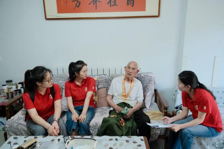 实践团成员走访采访革命老党员记录口述史料。四川师范大学马克思主义学院供图