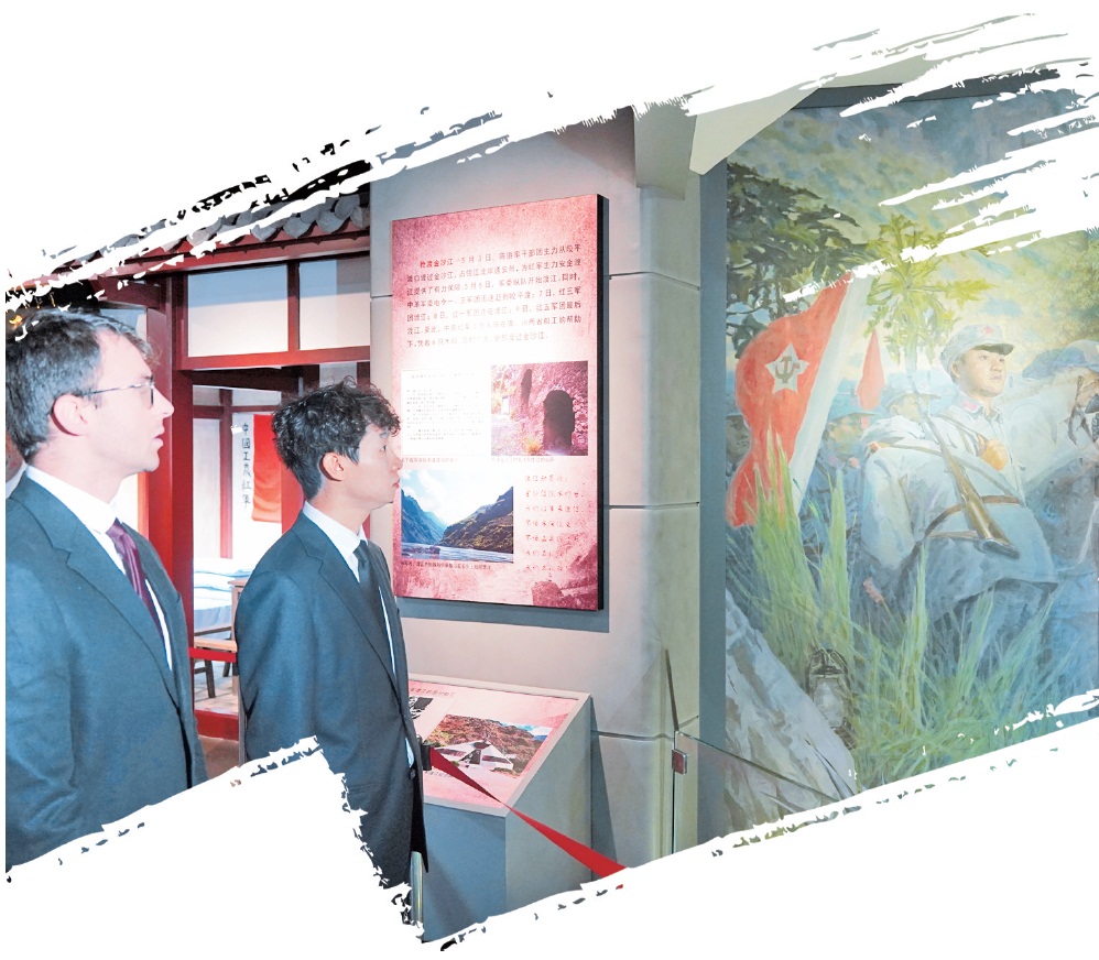 中法青年参观云南人民革命斗争史展厅。　　本报记者　吴沛钊　朱海　摄