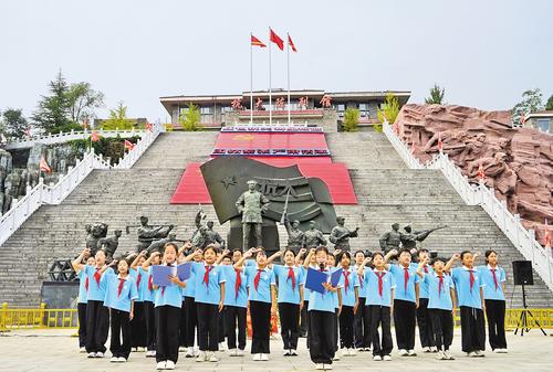 9月18日，邢台市信都区浆水完全小学学生在抗大陈列馆广场朗诵抗战诗歌《中华青年》。本报记者 赵永辉摄