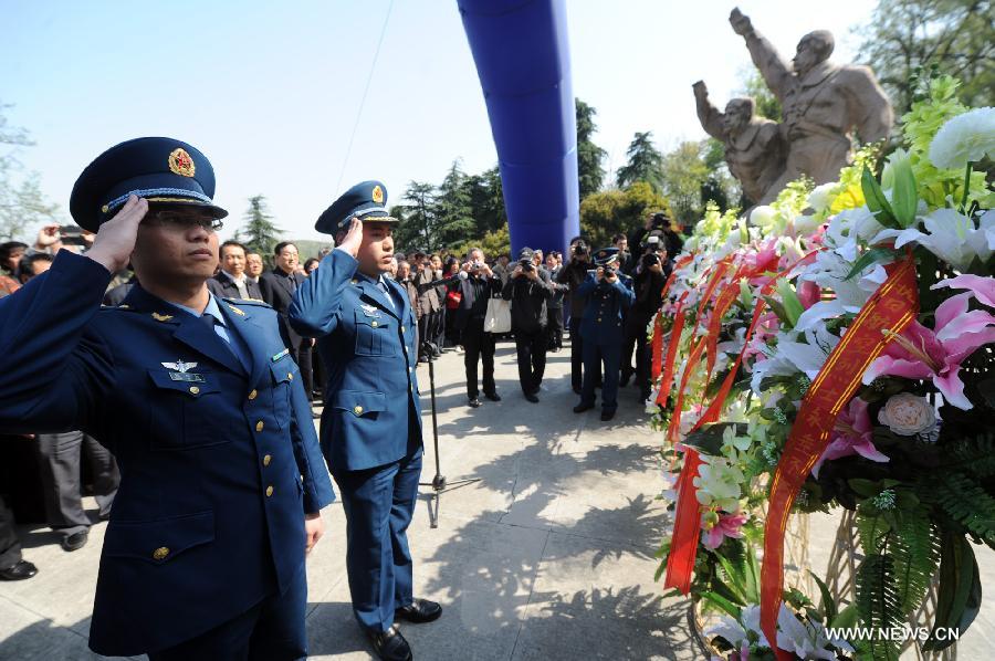 CHINA-NANJING-QINGMING FESTIVAL-WWII-AIR FORCE HEROES-MEMORIAL CEREMONY (CN)