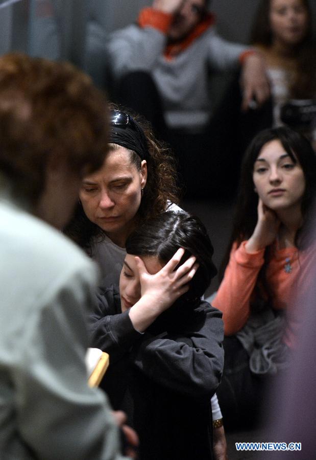 A woman and her daughter listen to a Holocaust survivor in the Museum of Jewish Heritage in New York City, the United States, on April 28, 2014. An event named 'A Living Memorial to the Holocaust' is held here for commemoration of Holocaust Remembrance Day on Monday. Holocaust survivors from Poland, Germany, and Belgium who are now living in New York met with more than 300 students and visitorsg here and shared with them what they had been thourgh during the Holocaust. (Xinhua/Wang Lei) 