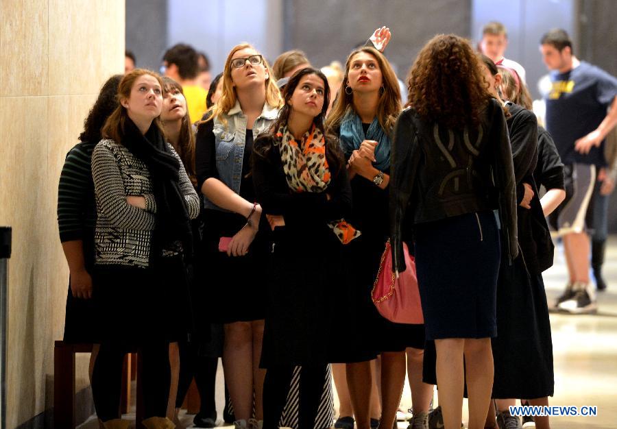 Students listen to a Holocaust survivor in the Museum of Jewish Heritage in New York City, the United States, on April 28, 2014. An event named 'A Living Memorial to the Holocaust' is held here for commemoration of Holocaust Remembrance Day on Monday. Holocaust survivors from Poland, Germany, and Belgium who are now living in New York met with more than 300 students and visitorsg here and shared with them what they had been thourgh during the Holocaust. (Xinhua/Wang Lei) 