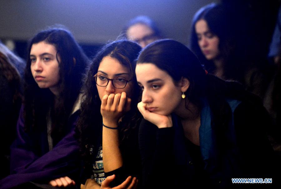 Students listen to a Holocaust survivor in the Museum of Jewish Heritage in New York City, the United States, on April 28, 2014. An event named 'A Living Memorial to the Holocaust' is held here for commemoration of Holocaust Remembrance Day on Monday. Holocaust survivors from Poland, Germany, and Belgium who are now living in New York met with more than 300 students and visitorsg here and shared with them what they had been thourgh during the Holocaust. (Xinhua/Wang Lei) 