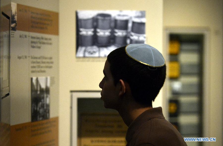 A Jewish student watches exhibits about hisitory of Holocaust in the Museum of Jewish Heritage in New York City,the United States, on April 28, 2014. An event named 'A Living Memorial to the Holocaust' is held here for commemoration of Holocaust Remembrance Day on Monday. Holocaust survivors from Poland, Germany, and Belgium who are now living in New York met with more than 300 students and visitorsg here and shared with them what they had been thourgh during the Holocaust. (Xinhua/Wang Lei) 