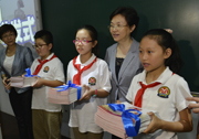 江苏省委常委、省委宣传部长王燕文将公祭读本赠予小学生