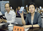 江苏省委常委、宣传部部长王燕文展示公祭网手机客户端