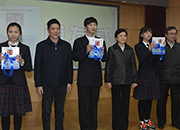 王燕文等领导向学生代表赠书