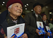 南京大屠杀幸存者、遇难者遗属获赠书籍