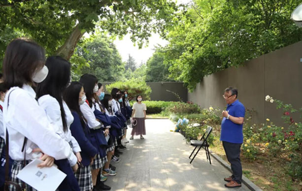 南京大屠杀幸存者后代为准留学生上“历史课”