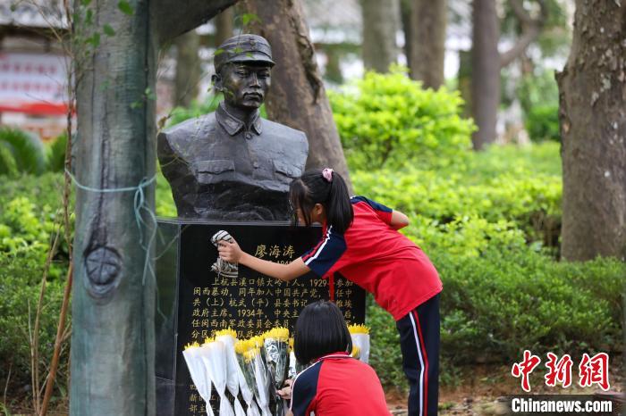 “卢沟桥事变”86周年：福建龙岩缅怀英烈 传承红色基因