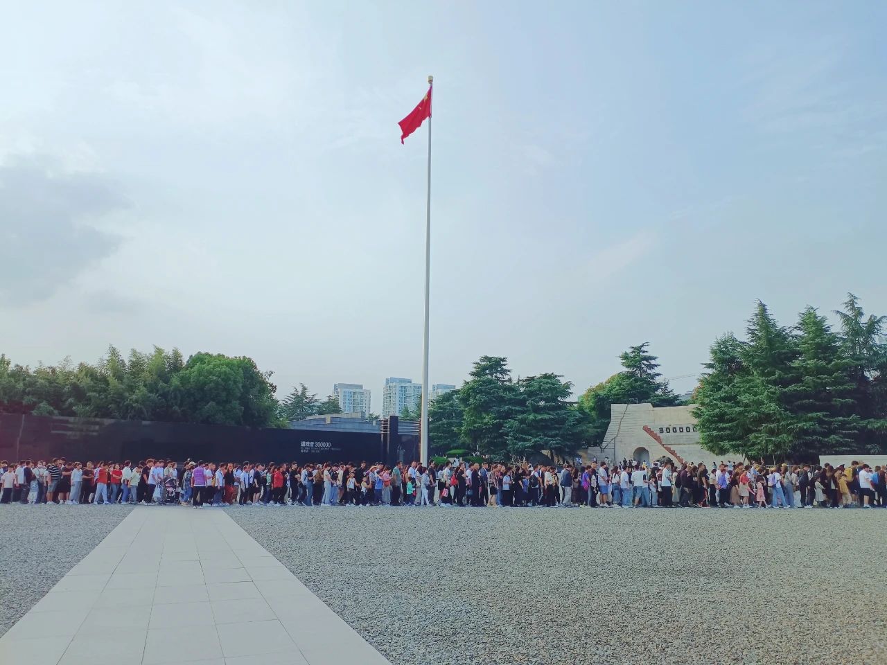中秋、国庆假期近20万观众走进侵华日军南京大屠杀遇难同胞纪念馆